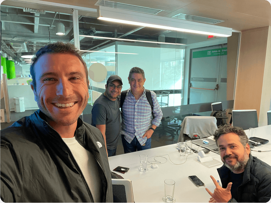 Selfie del equipo en la oficina