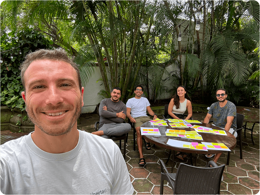 Sesión de trabajo del equipo en el jardín